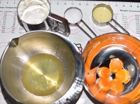 准备好材料，蛋黄与蛋清分离