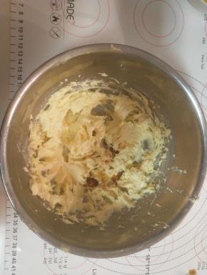 黄油加糖粉打发到微微发白状态