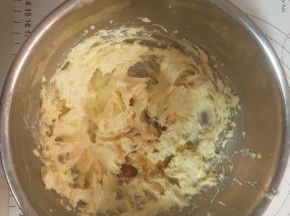 黄油加糖粉打发到微微发白状态