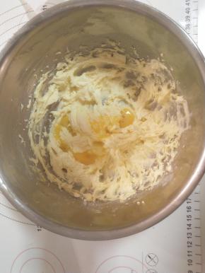 分次加入全蛋液打发均匀