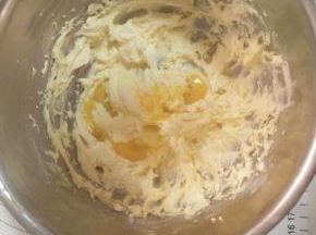 分次加入全蛋液打发均匀