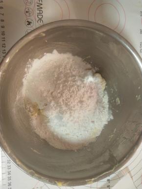 
加入过筛的低粉和奶粉拌匀。揉成团。