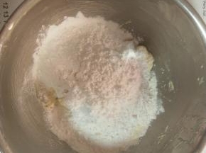 
加入过筛的低粉和奶粉拌匀。揉成团。