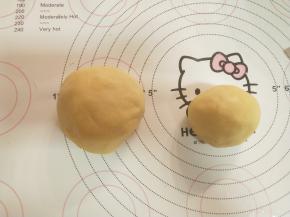 面团分成一个200克 和一个100克的。
