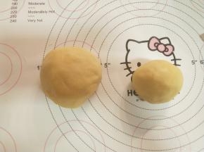 面团分成一个200克 和一个100克的。
