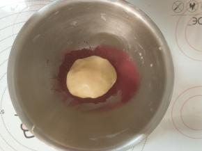 
100克的面团加入红曲粉揉均匀，