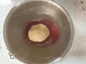 
100克的面团加入红曲粉揉均匀，