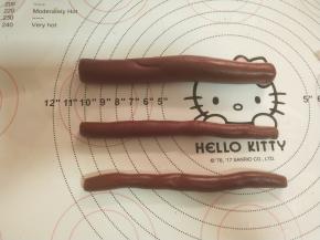 
将红面团分成1个60克，2个20克的小面团，。搓成15厘米的条