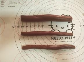 
将红面团分成1个60克，2个20克的小面团，。搓成15厘米的条