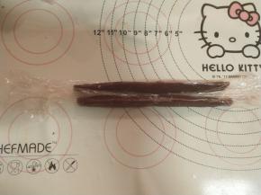 
将两个20克的小面团捏成三角形的长条。包保鲜膜冷冻30分钟。