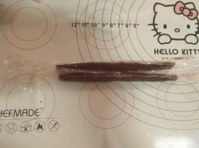 
将两个20克的小面团捏成三角形的长条。包保鲜膜冷冻30分钟。