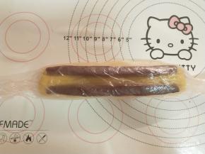 将冻好的两条小面条压在大面团顶部，充当耳朵，滚圆。包保鲜膜冷藏变硬。