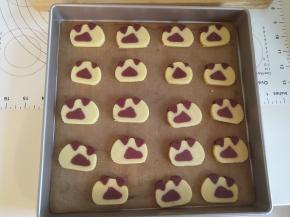 
定型好的面团切成0.5厘米厚的片。放入金盘中。