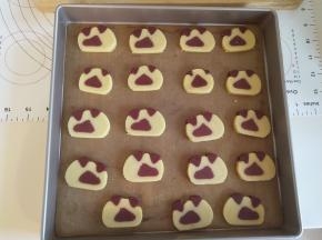 
定型好的面团切成0.5厘米厚的片。放入金盘中。