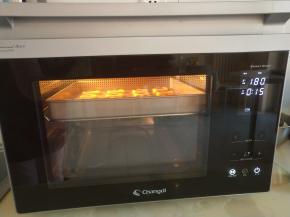 。
蒸烤箱启动上下火功能，放入中层。180度 15分钟左右。边缘上色即可。
