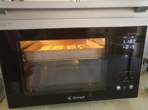 。
蒸烤箱启动上下火功能，放入中层。180度 15分钟左右。边缘上色即可。
