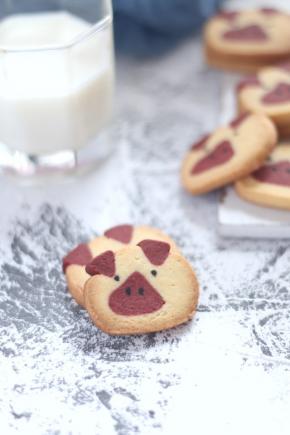 
出炉放凉后用竹炭粉加水，用小毛笔画出眼睛和鼻子。