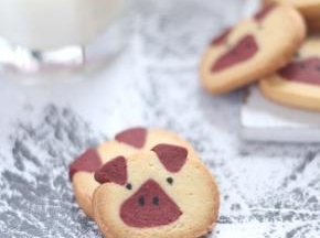 
出炉放凉后用竹炭粉加水，用小毛笔画出眼睛和鼻子。