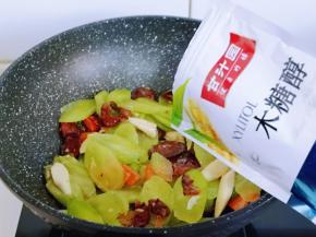 加入木糖醇小火快速翻炒2分钟，可以关火。(木糖醇甜度接近蔗糖，口感清凉，适合不易多吃糖的人)