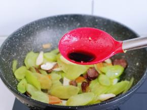 再加入一小勺生抽。