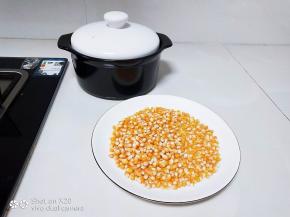 准备好小玉米粒。