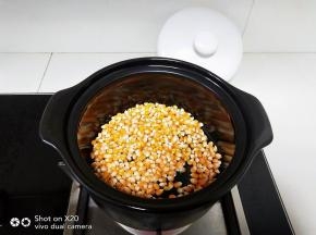 不用烧太热，直接倒入玉米粒。