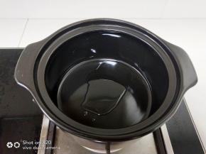 砂锅放灶上，中火，倒入一点无色无味的油，不要太多，一点点就可以。