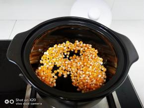 翻炒，让每颗玉米粒都沾满油，继续中火不停翻炒，让玉米粒受热均匀。