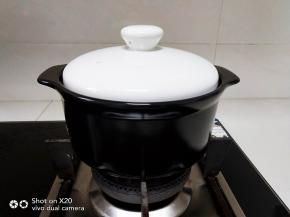 盖好锅盖，就可以听到里面爆花的声音，大概持续一分钟左右，中间要用抹布垫着，端起砂锅晃动几次锅体，让没有爆开的玉米粒受热均匀好爆花；（注意，不要开盖哦）