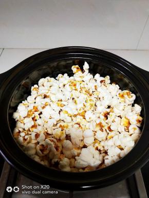 美味的自制爆米花就出锅了，是不是很简单呢。