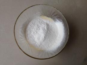 筛入已提前过筛的面粉进去