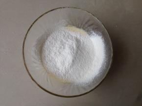 筛入已提前过筛的面粉进去