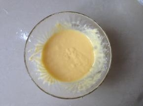 用手动打蛋器划Z字型拌匀，不见干粉即可