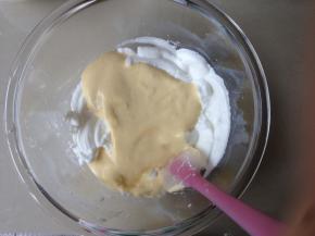 拌好的蛋糕糊倒入到剩余的蛋白霜里，用同样的手法拌均匀