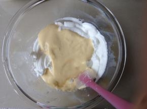 拌好的蛋糕糊倒入到剩余的蛋白霜里，用同样的手法拌均匀