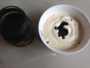 取一半的拌好的蛋糕糊，加入黑芝麻酱