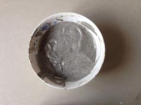 拌几下成黑色蛋糕糊，不用翻拌过久，会消泡