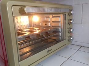 将模具放入已提前预热到上火165度，下火170度的烤箱倒数第二层，烘烤20分钟左右，实际烘烤温度要根据自家烤箱脾气而定