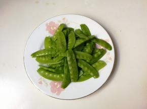 荷兰豆掐去头尾清洗干净