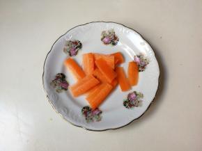 胡萝卜削去皮切成薄片