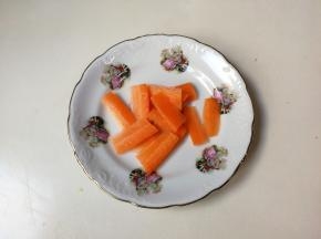 胡萝卜削去皮切成薄片