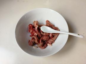 将牛排条放入碗中，放入一克盐