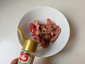 放入一克黑胡椒粉