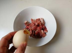 放入半个鸡蛋清抓匀