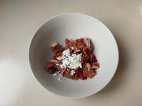 放入一小勺玉米淀粉抓匀