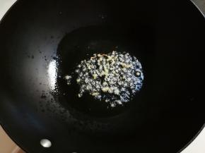 热锅凉油放入姜末煎出香味