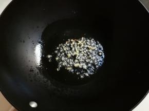 热锅凉油放入姜末煎出香味