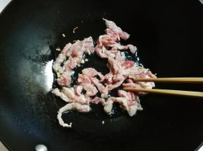 放入牛排条翻炒变白