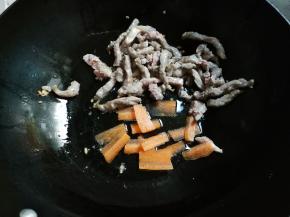 放入胡萝卜翻炒片刻