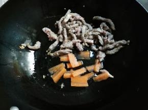 放入胡萝卜翻炒片刻